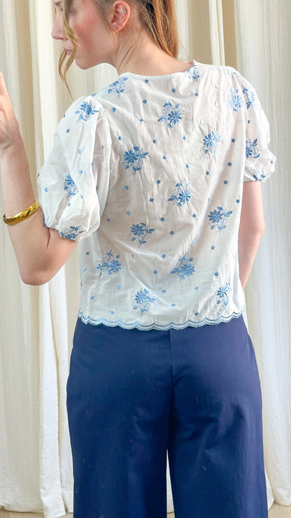 Blouse blanche brodée fleurs bleues manches bouffantes femme, top bohème chic détails festonnés