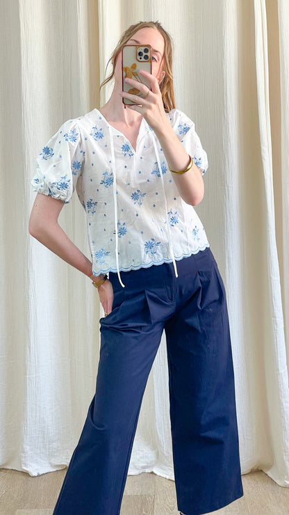 Blouse Zoé blanche broderie florale bleue manches bouffantes col V avec liens top bohème chic femme été