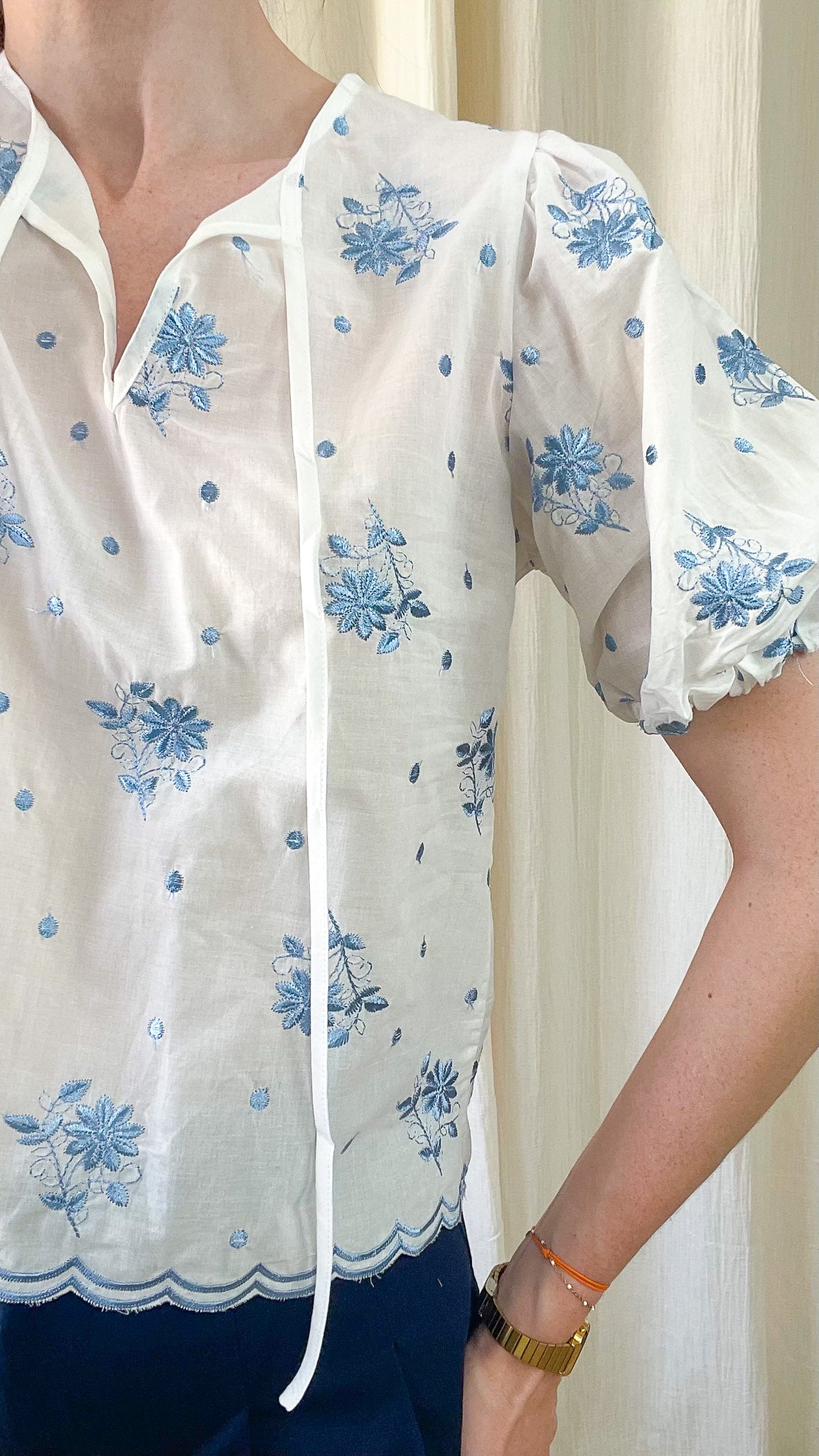 Blouse blanche broderie florale bleue manches bouffantes style bohème chic femme col V liens à nouer