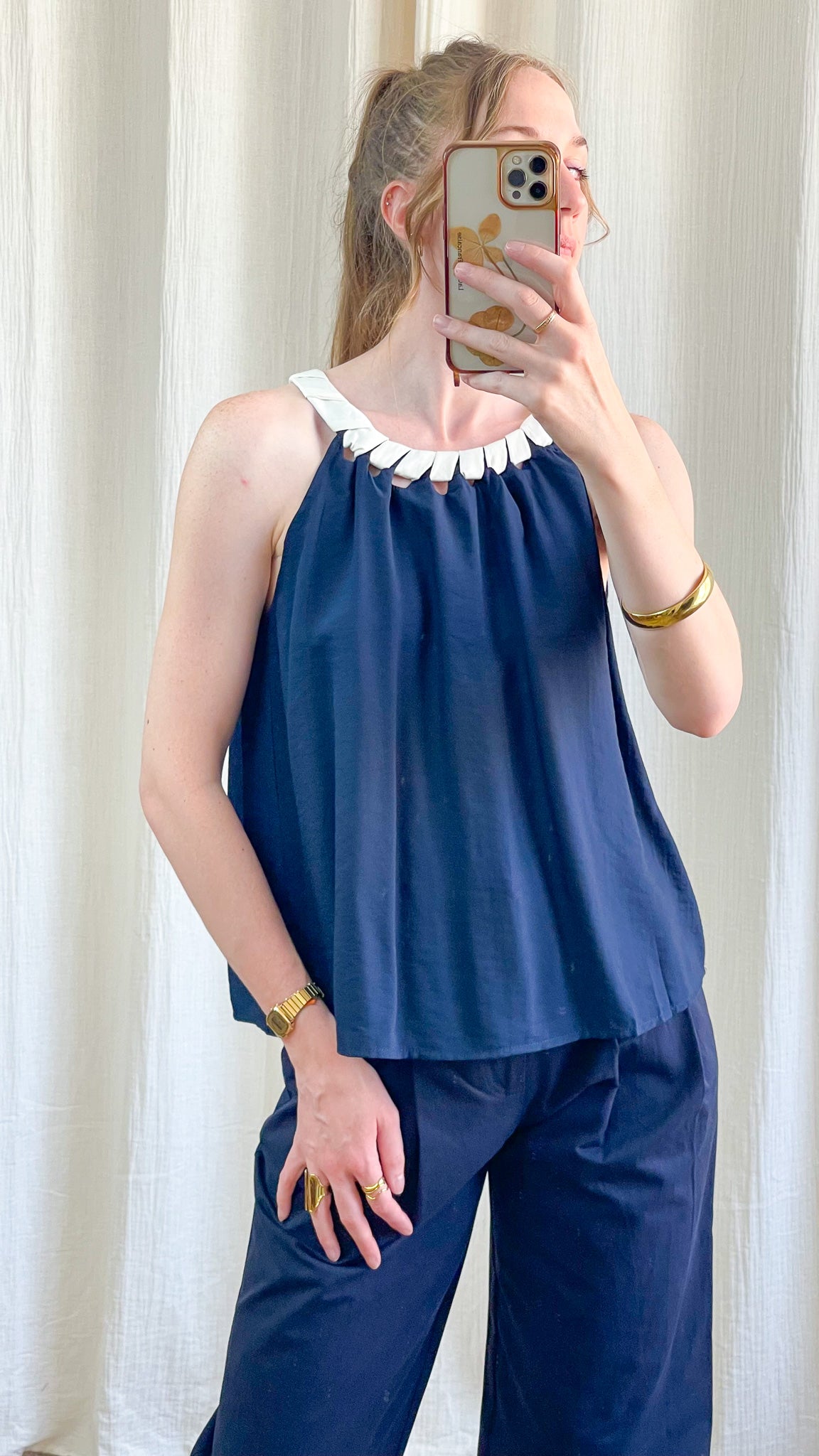 Top Amandine bleu marine sans manches col rond à détails blancs festonnés style chic femme été
