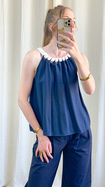 Top Amandine bleu marine sans manches col rond à détails blancs festonnés style chic femme été