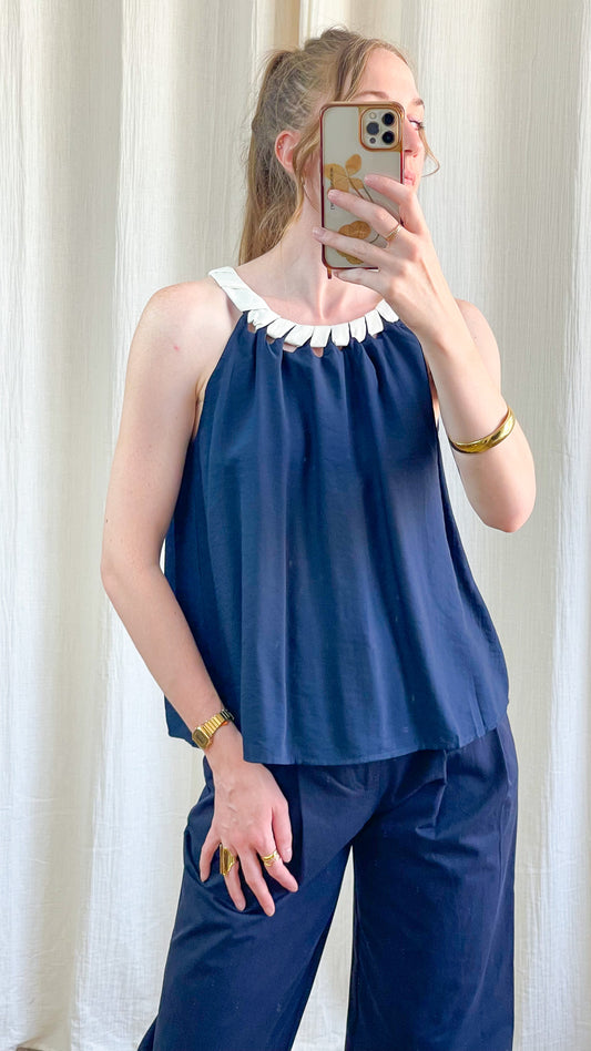Top Amandine bleu marine sans manches col rond à détails blancs festonnés style chic femme été