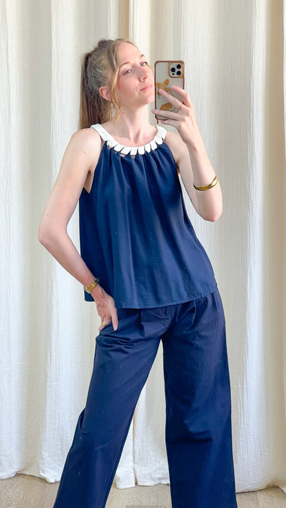 Top Amandine bleu marine sans manches col rond détail pétales blancs coupe fluide femme été