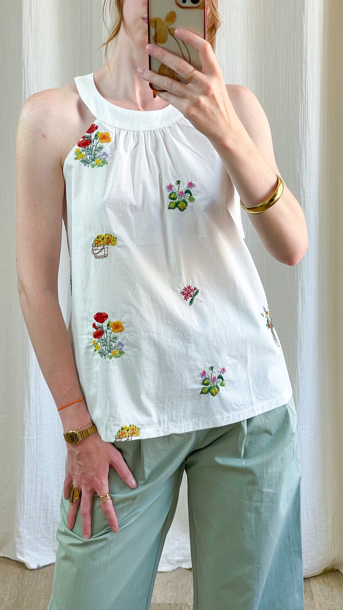Top blanc sans manches col rond avec broderies florales multicolores style champêtre femme été