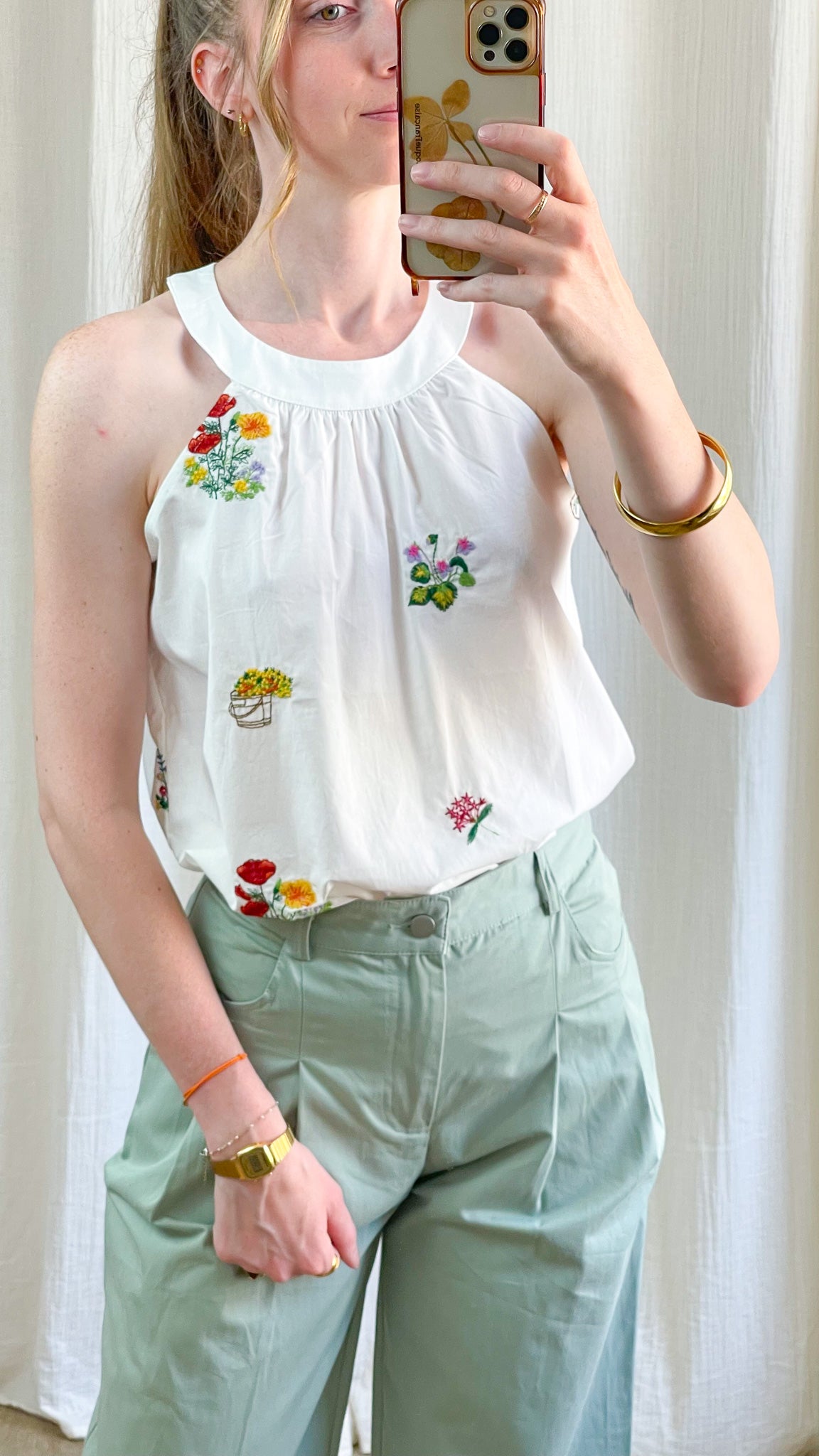 Top blanc sans manches broderies florales colorées femme, encolure ronde froncée style bohème été