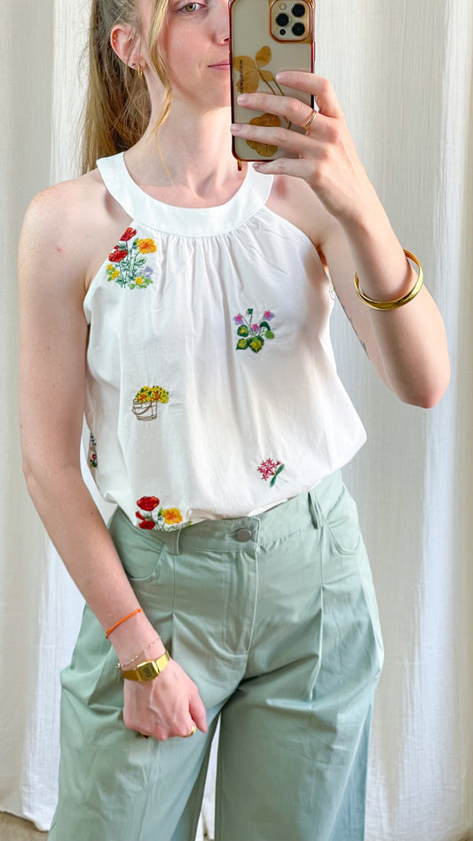 Top blanc sans manches broderies florales colorées femme, encolure ronde froncée style bohème été
