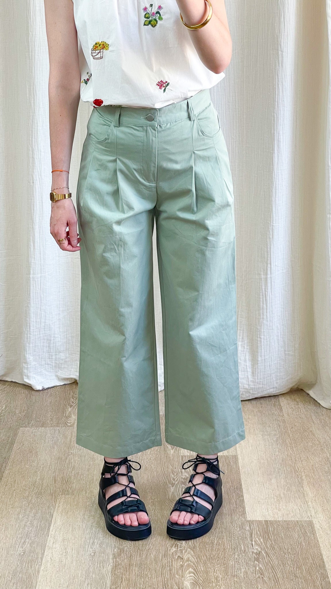 Pantalon large vert sauge taille haute femme coupe cropped avec pinces et poches style casual chic