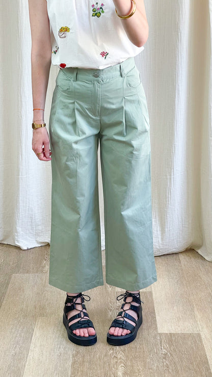 Pantalon large vert sauge taille haute femme coupe cropped avec pinces et poches style casual chic