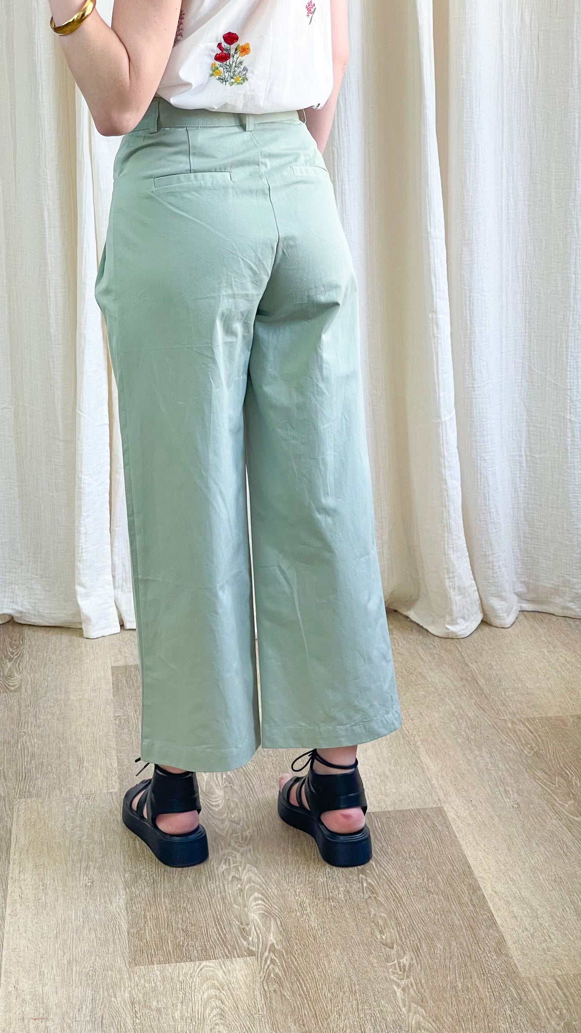 Pantalon large vert sauge taille haute coupe cropped femme style chic décontracté