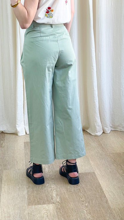 Pantalon large vert sauge taille haute coupe cropped femme style chic décontracté