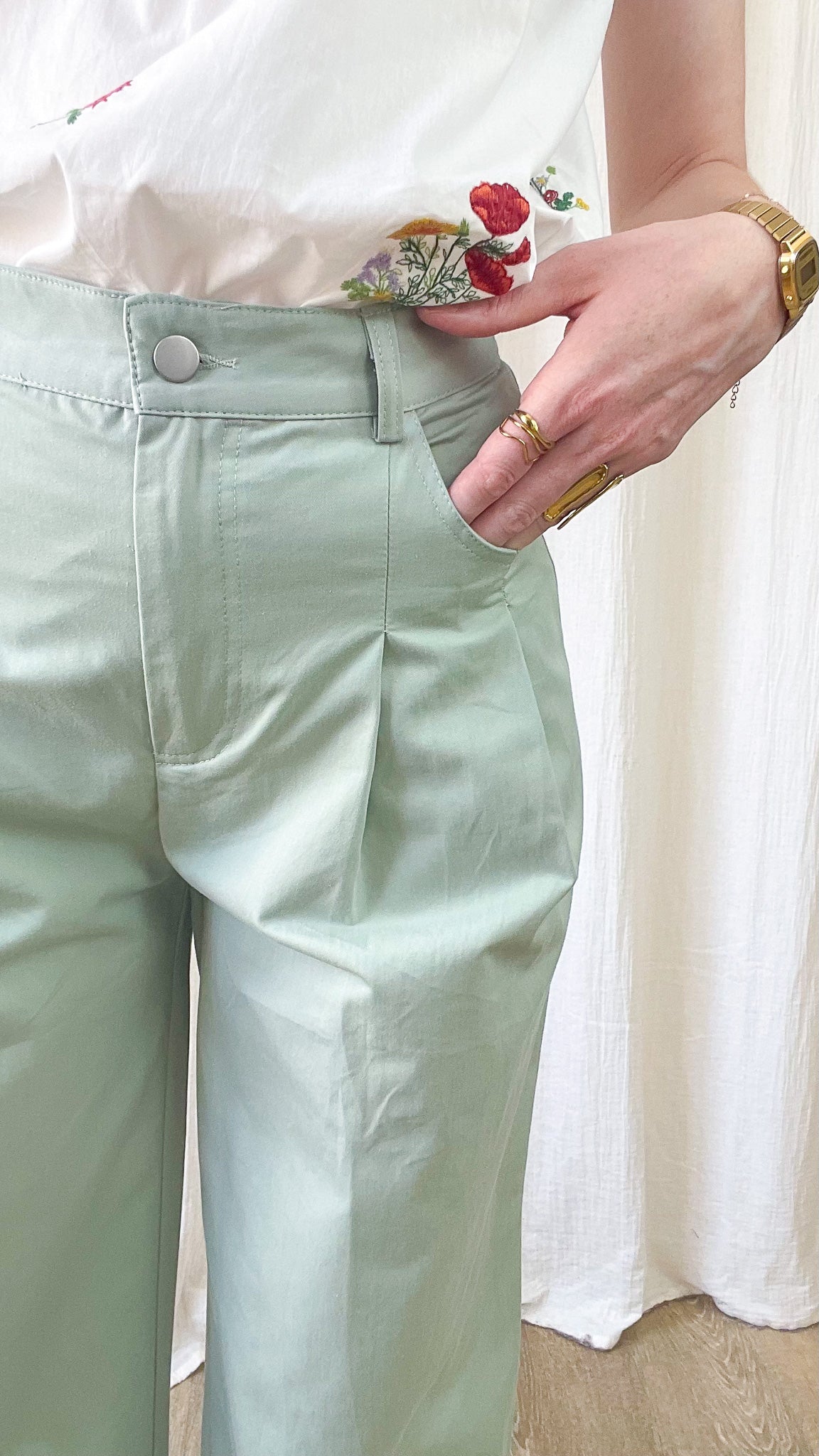Pantalon large vert d'eau taille haute femme coupe fluide avec plis marqués et poches latérales style chic décontracté