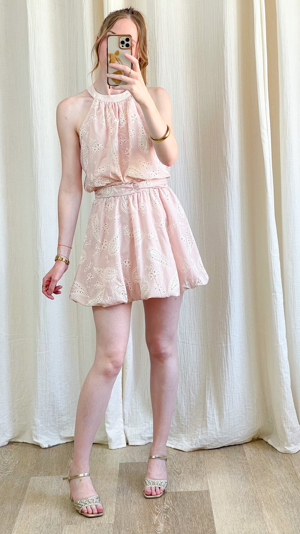 Robe Jeanne rose poudré broderie anglaise col montant sans manches style romantique femme été