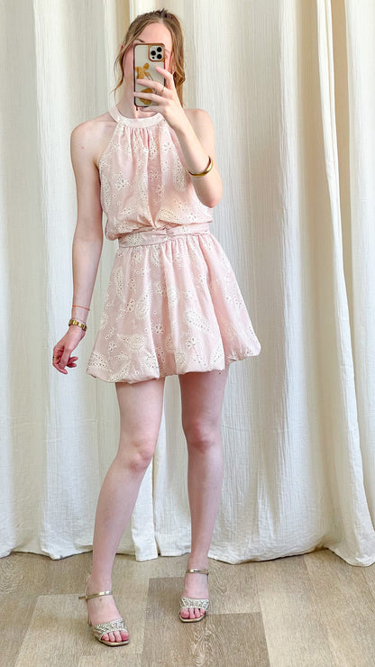 Robe Jeanne rose poudré broderie anglaise col montant sans manches style romantique femme été