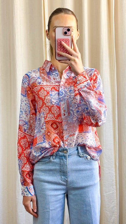 Chemise Johanna – Chemise imprimé patchwork rouge et bleu