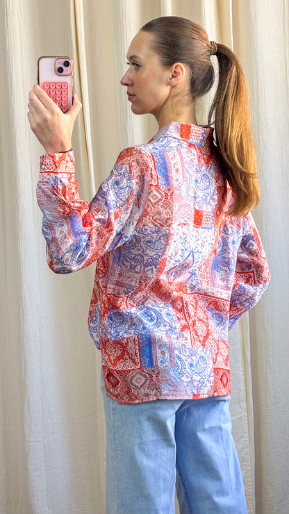 Chemise Johanna – Chemise imprimé patchwork rouge et bleu
