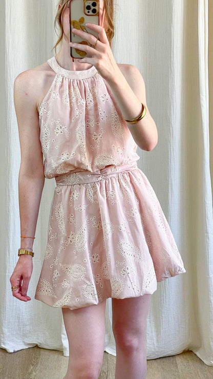 Robe Jeanne rose poudré broderie anglaise col montant sans manches style bohème chic femme été