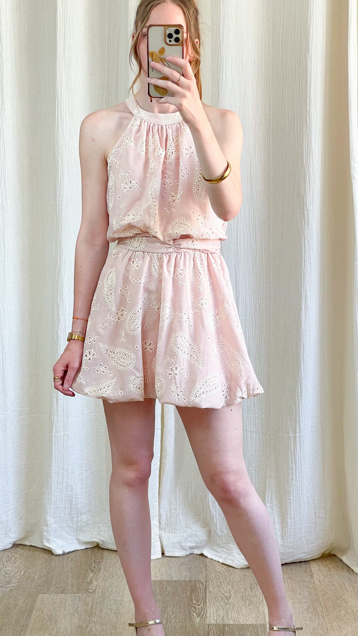 Robe Jeanne rose pâle broderie anglaise col montant sans manches style bohème romantique femme été
