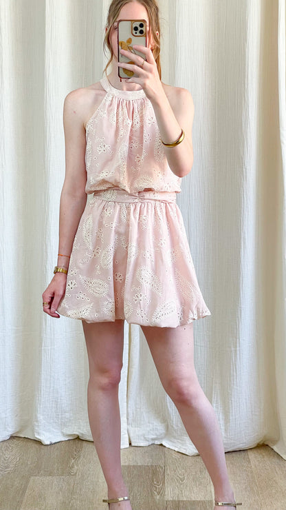 Robe Jeanne rose pâle broderie anglaise col montant sans manches style bohème romantique femme été