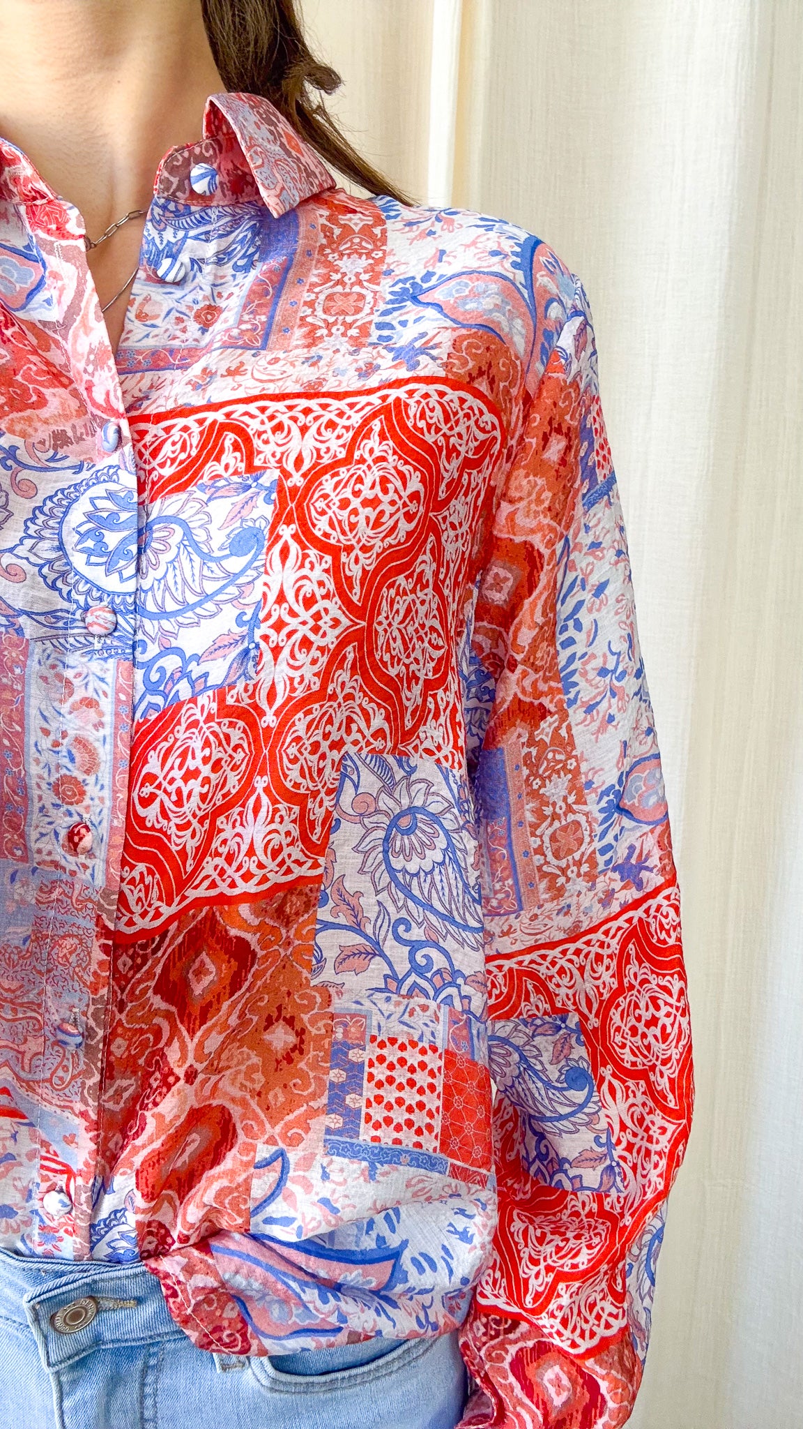 Chemise Johanna – Chemise imprimé patchwork rouge et bleu