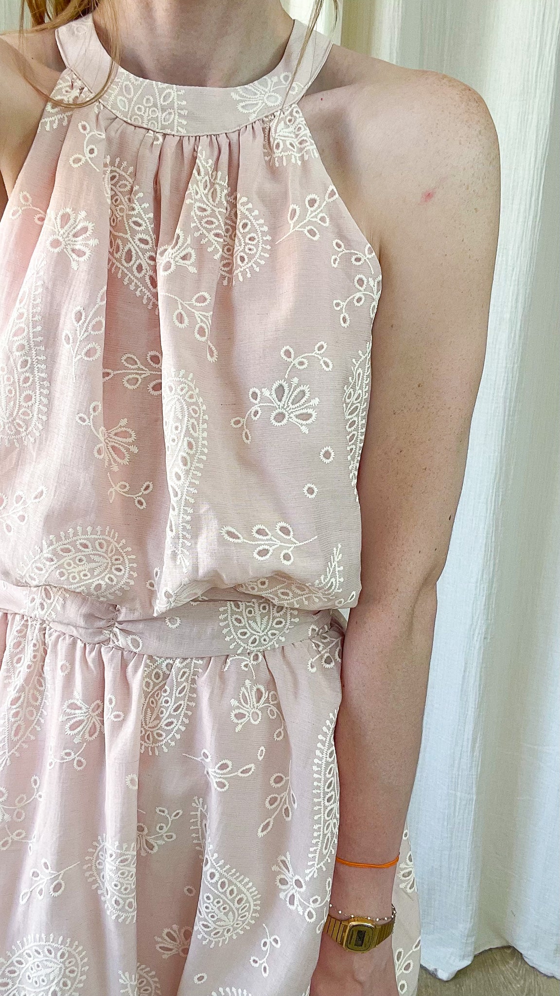 Robe Jeanne rose poudré col américain motifs brodés blancs style bohème chic femme été