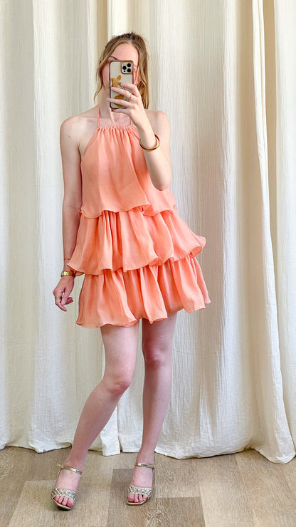 Robe Iris corail à volants superposés style bohème chic femme avec encolure dos-nu et coupe courte évasée