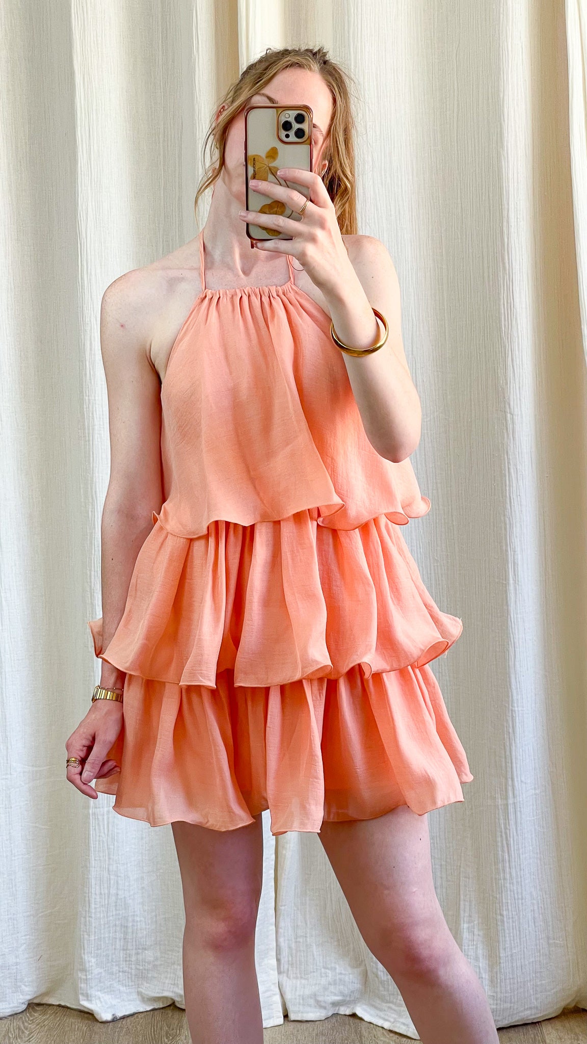 Robe courte corail à volants superposés style bohème chic femme coupe évasée sans manches été