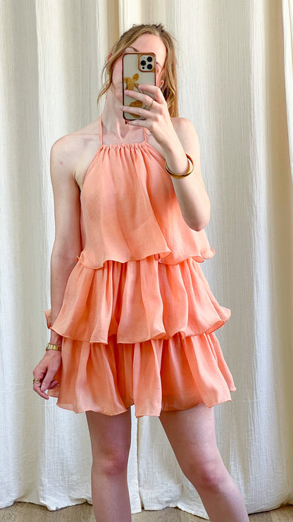 Robe courte corail à volants superposés style bohème chic femme coupe évasée sans manches été