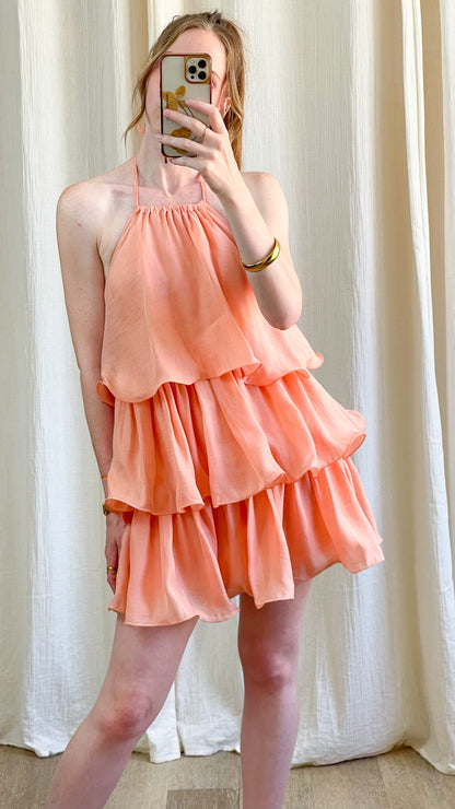 Robe Iris corail à volants superposés style bohème chic femme, coupe courte fluide à fines bretelles