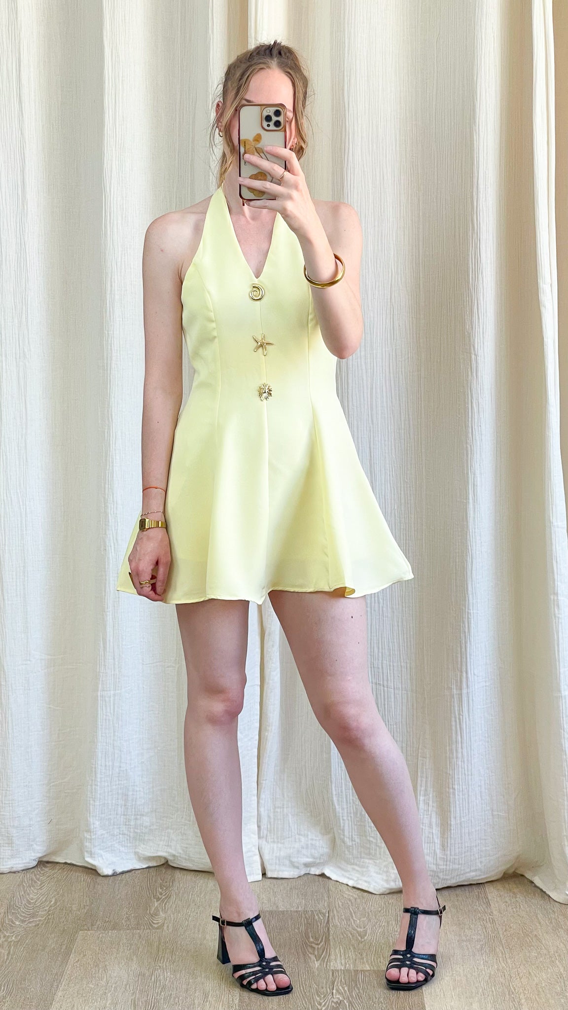 Robe Clara jaune pâle dos nu col V avec détails dorés coquillages style été femme coupe évasée courte