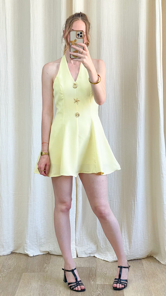Robe Clara jaune pâle dos nu col V avec détails dorés coquillages style été femme coupe évasée courte
