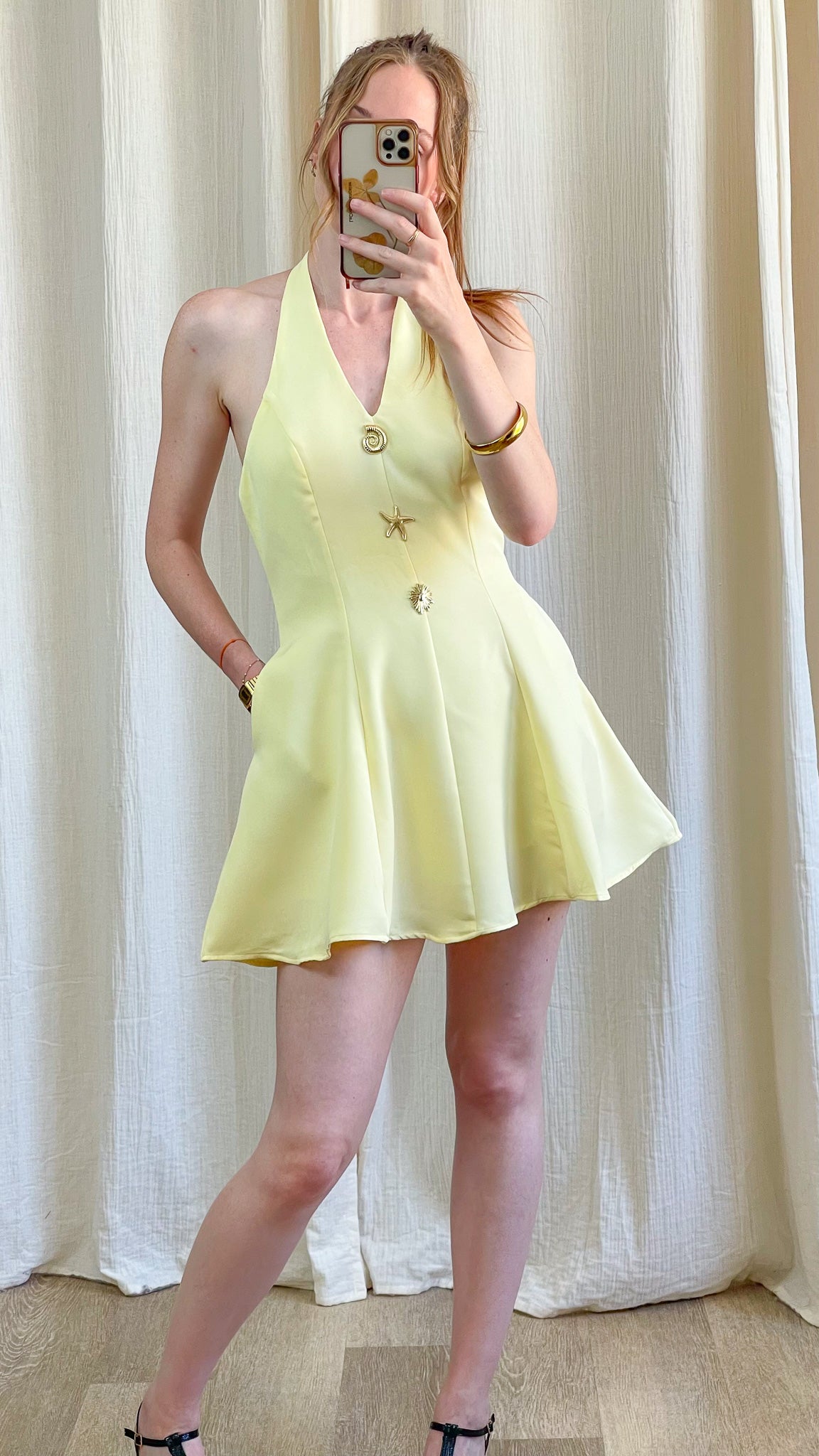 Robe Clara jaune pastel coupe patineuse col V halter avec détails coquillages dorés femme été