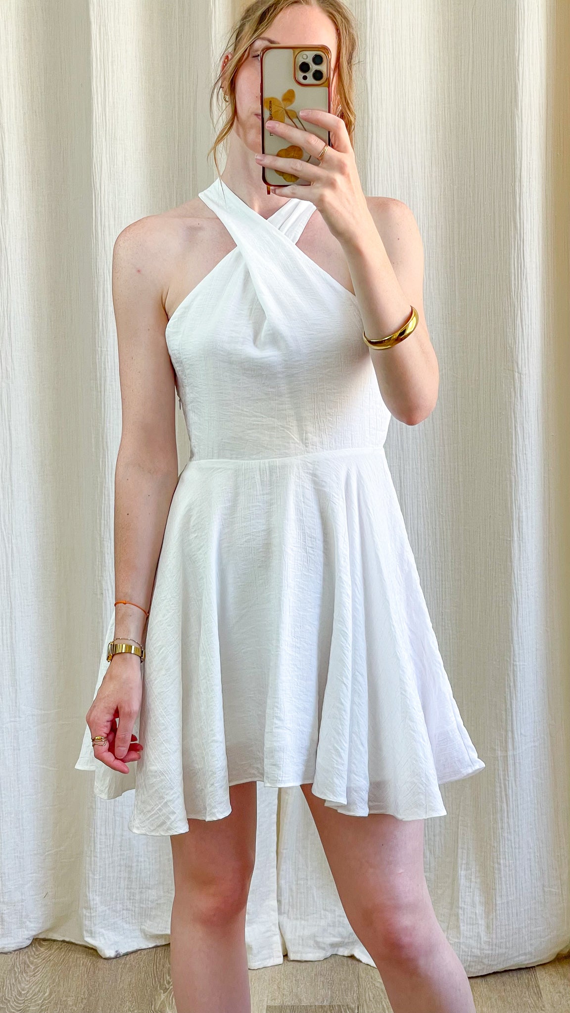 Robe blanche courte col croisé américain coupe évasée légère style été femme chic