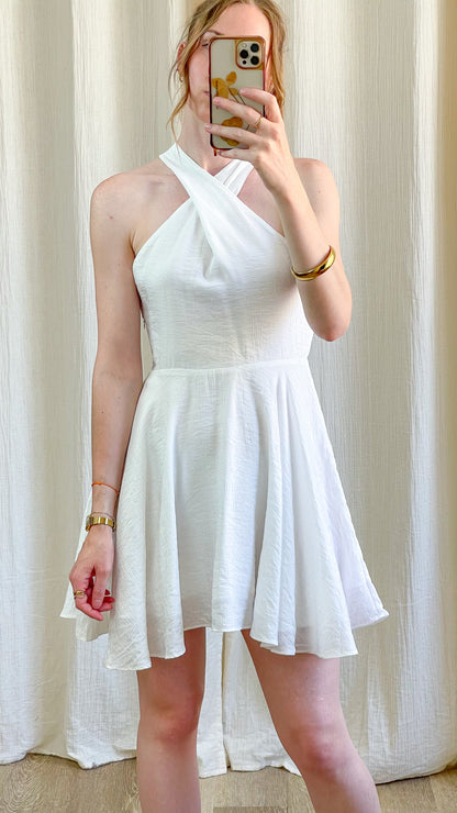 Robe blanche courte col croisé américain coupe évasée légère style été femme chic
