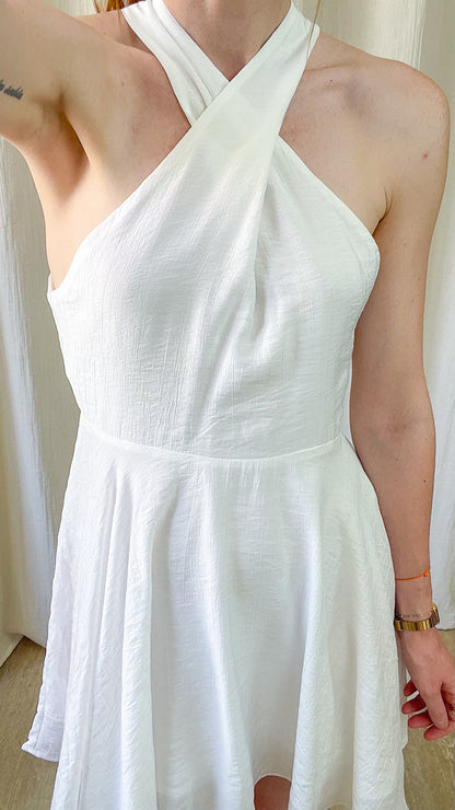 Robe blanche dos nu col croisé halter Chloé coupe évasée style minimaliste élégant femme été