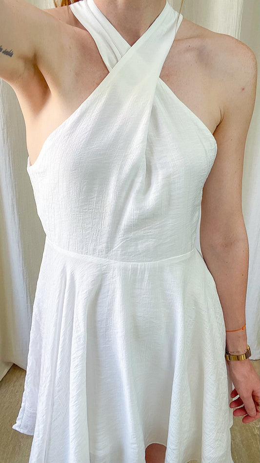 Robe blanche dos nu col croisé halter Chloé coupe évasée style minimaliste élégant femme été