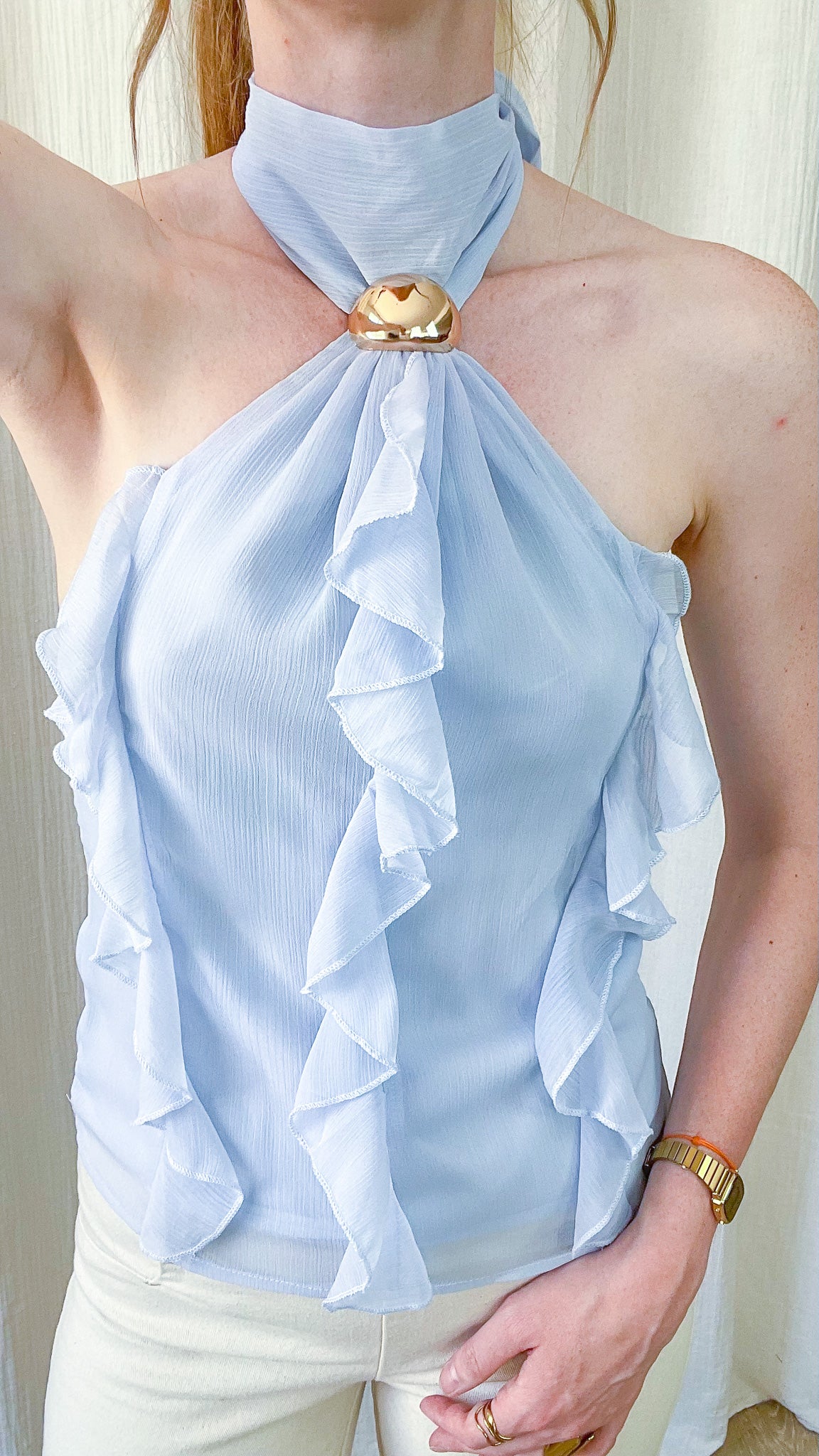 Top Manon bleu ciel à col halter avec anneau doré et volants romantiques femme style élégant été