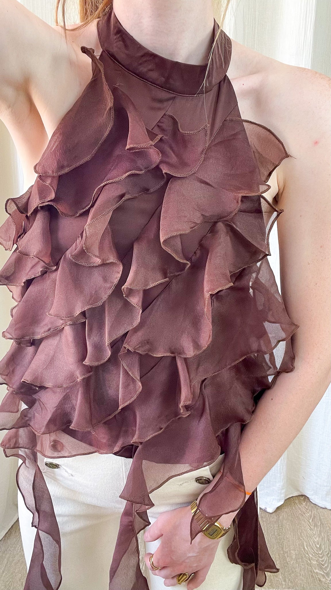 Top à volants en organza marron chocolat col montant style romantique femme
