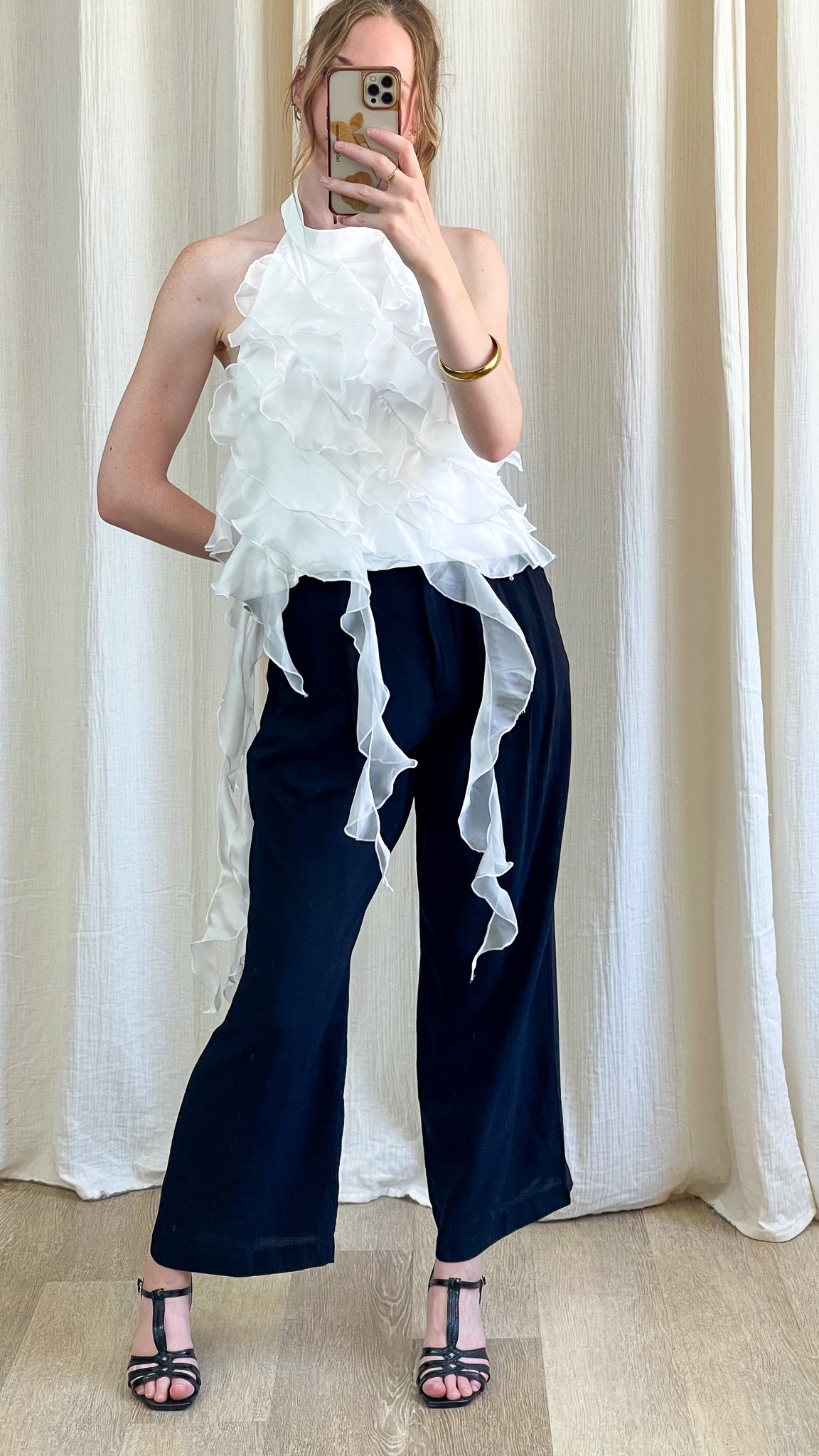Top blanc femme à volants en organza coupe asymétrique halter neck, style élégant pour soirée ou cocktail