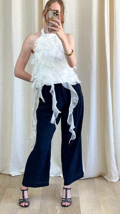 Top blanc femme à volants en organza coupe asymétrique halter neck, style élégant pour soirée ou cocktail