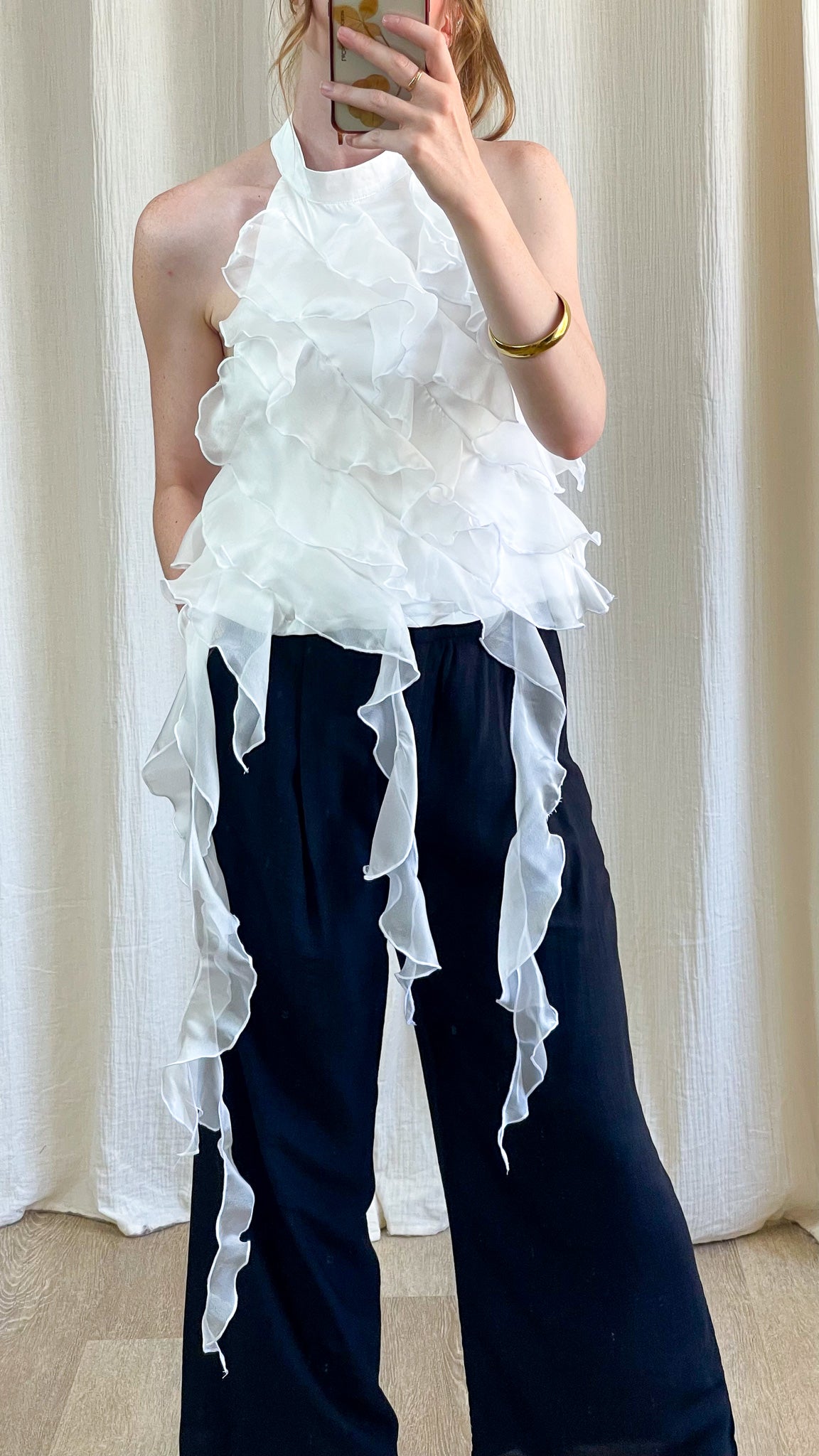 Top blanc femme col halter à volants en cascade organza, style romantique chic pour occasion spéciale