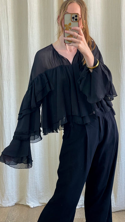 Blouse Belinda noire transparente à volants superposés et manches évasées style romantique femme