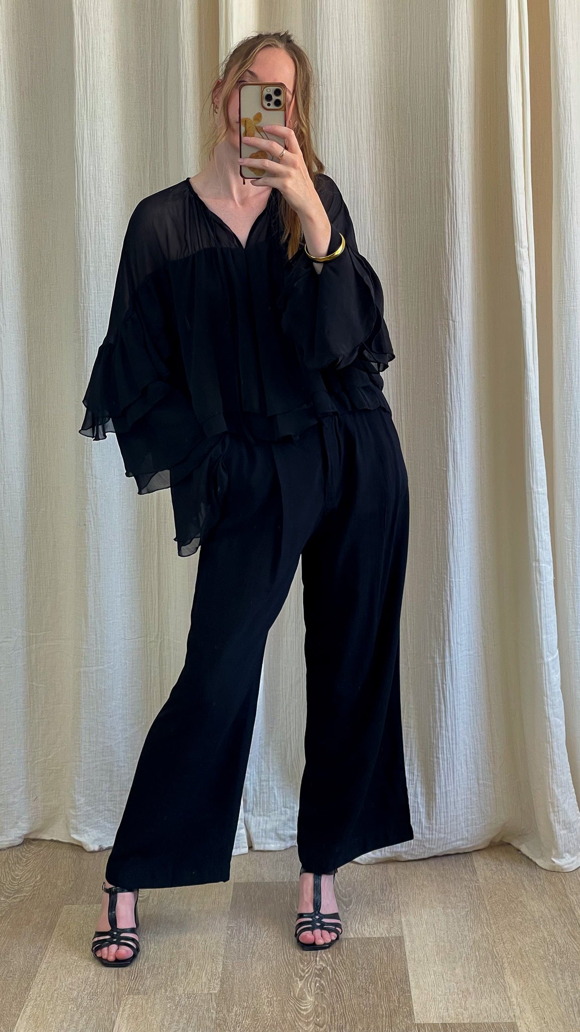 Blouse noire fluide manches volantées en voile transparent femme, style bohème chic associée pantalon large assorti
