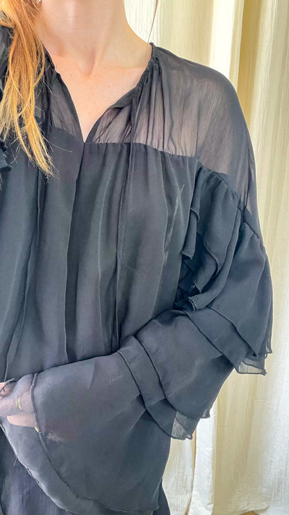 Blouse noire transparente femme manches volantées détail épaules en voile style romantique chic