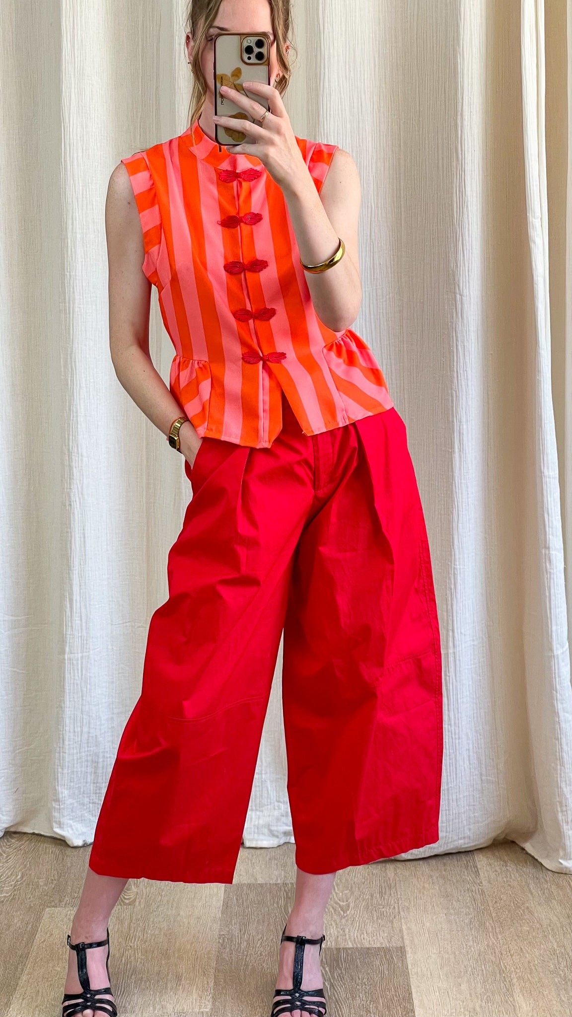 Top mandarin sans manches rayé orange et rose avec brandebourgs, coupe cintrée à basque femme style asiatique
