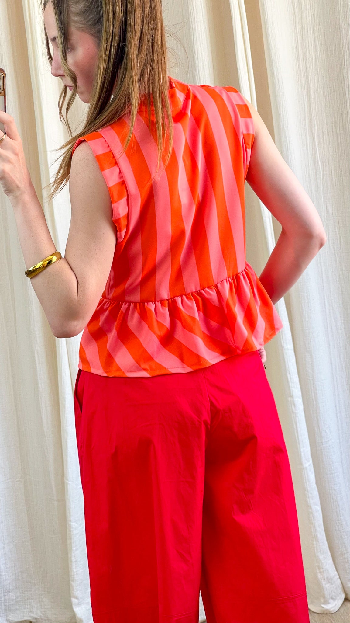 Top sans manches rayé orange et rose avec basque froncée, style colorblock femme été