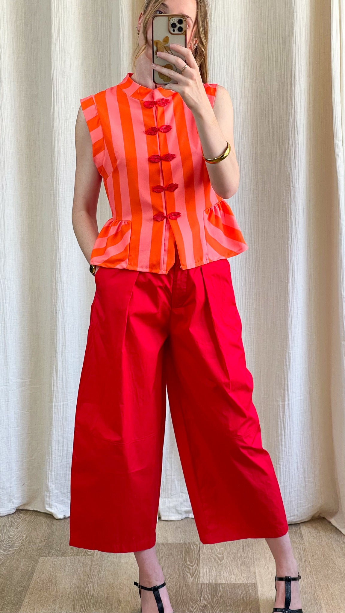Top mandarin sans manches rayé orange et rose avec boutons brandebourg, coupe péplum femme style asiatique chic