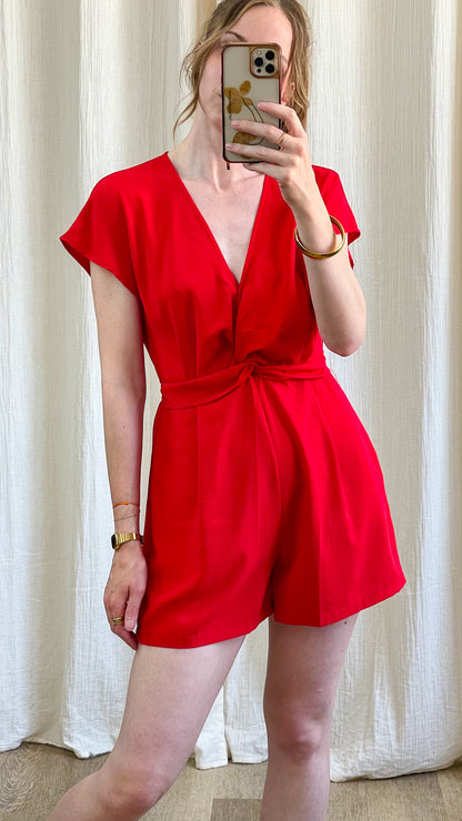 Combishort rouge Églantine col V manches courtes ceinture nouée taille femme été chic