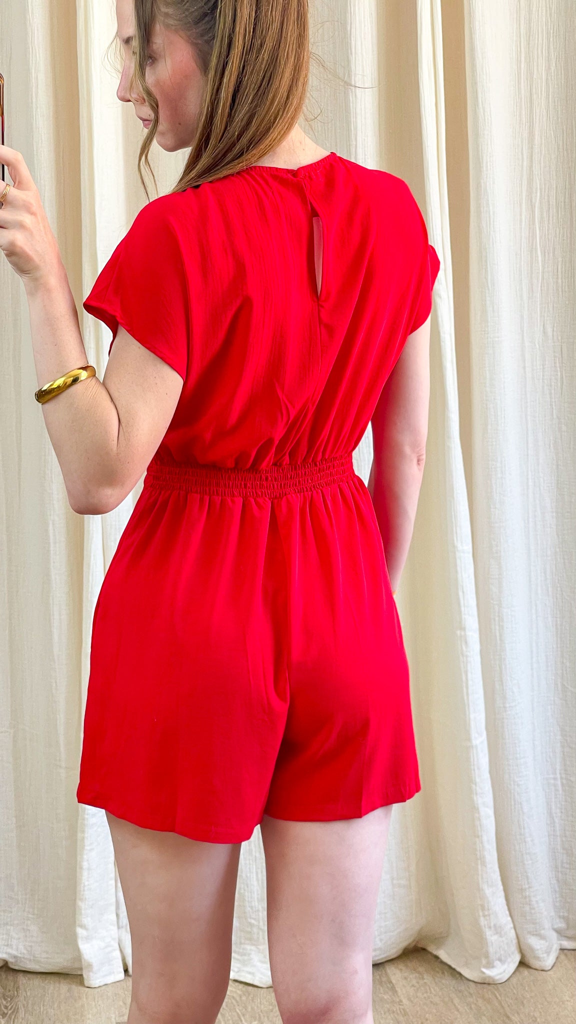 Combishort rouge Églantine manches courtes taille élastique smockée dos échancré femme été