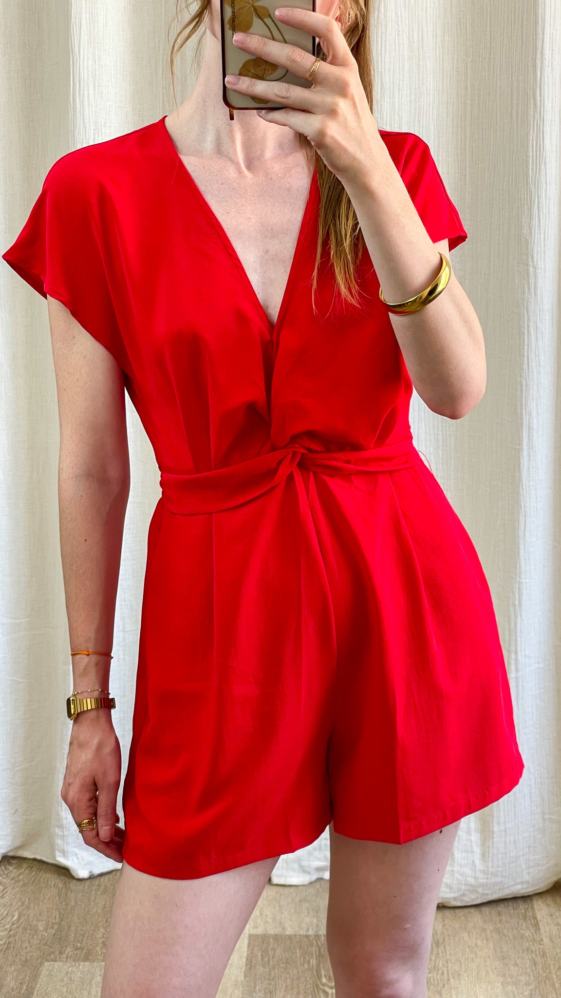 Combishort rouge femme décolleté V avec ceinture nouée et manches courtes style chic été