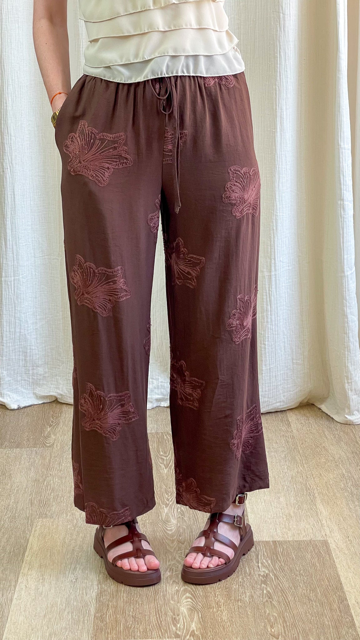 Pantalon fluide marron brodé motifs floraux coupe large femme avec taille élastique à nouer style bohème chic